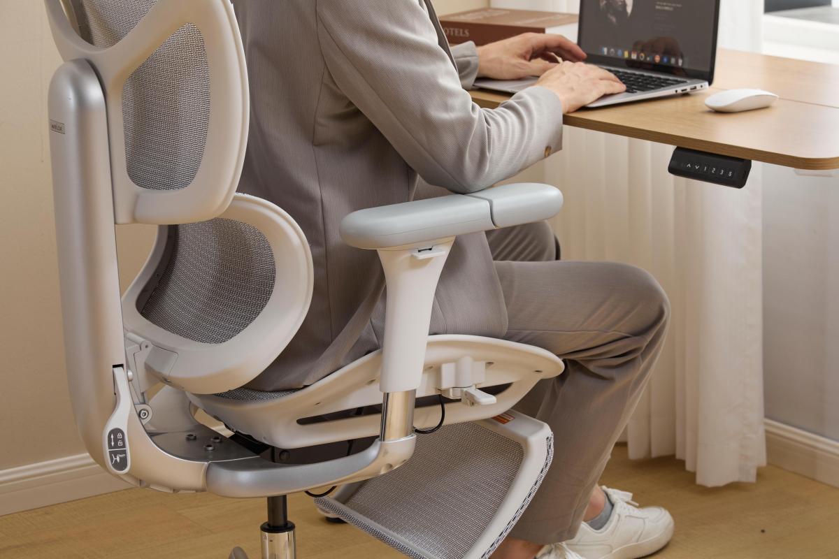 Wie verstellbare Armlehnen das Tippen und die Mausnutzung verbessern: Ein kompletter Ergonomie-Guide