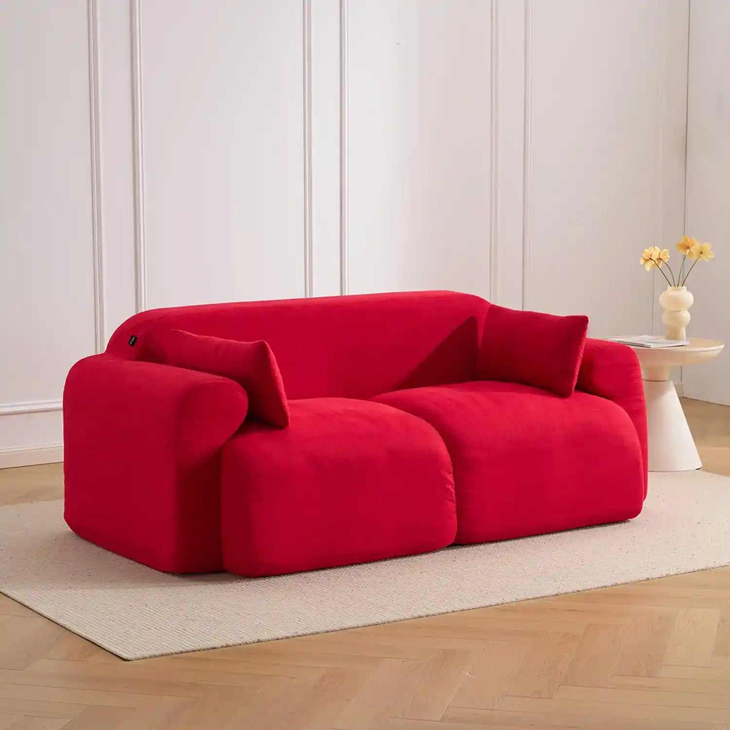 Rotes 2-Sitzer Sofa mit Armlehnen-Wülsten, niedriger Rückenlehne und Zierkissen