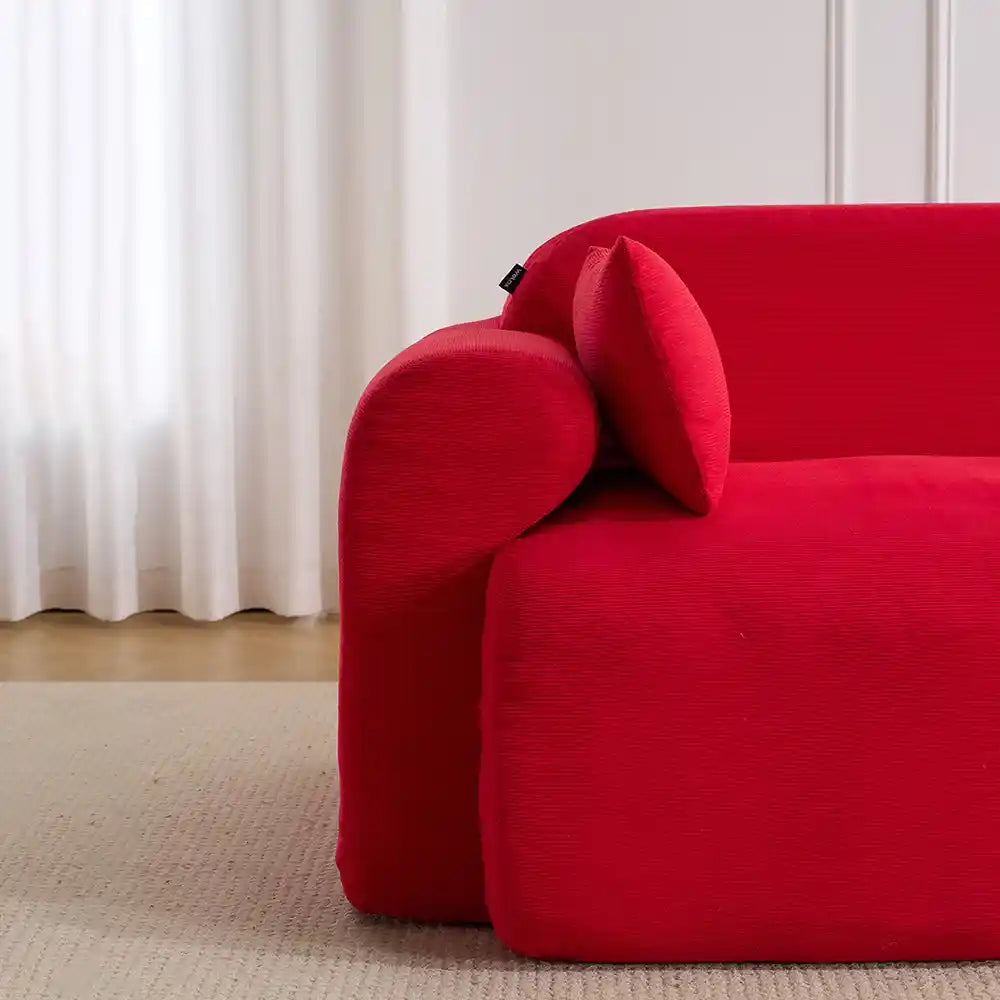 Rotes 2-Sitzer Sofa mit abgerundeter Armlehne und gestepptem Sitzkissen
