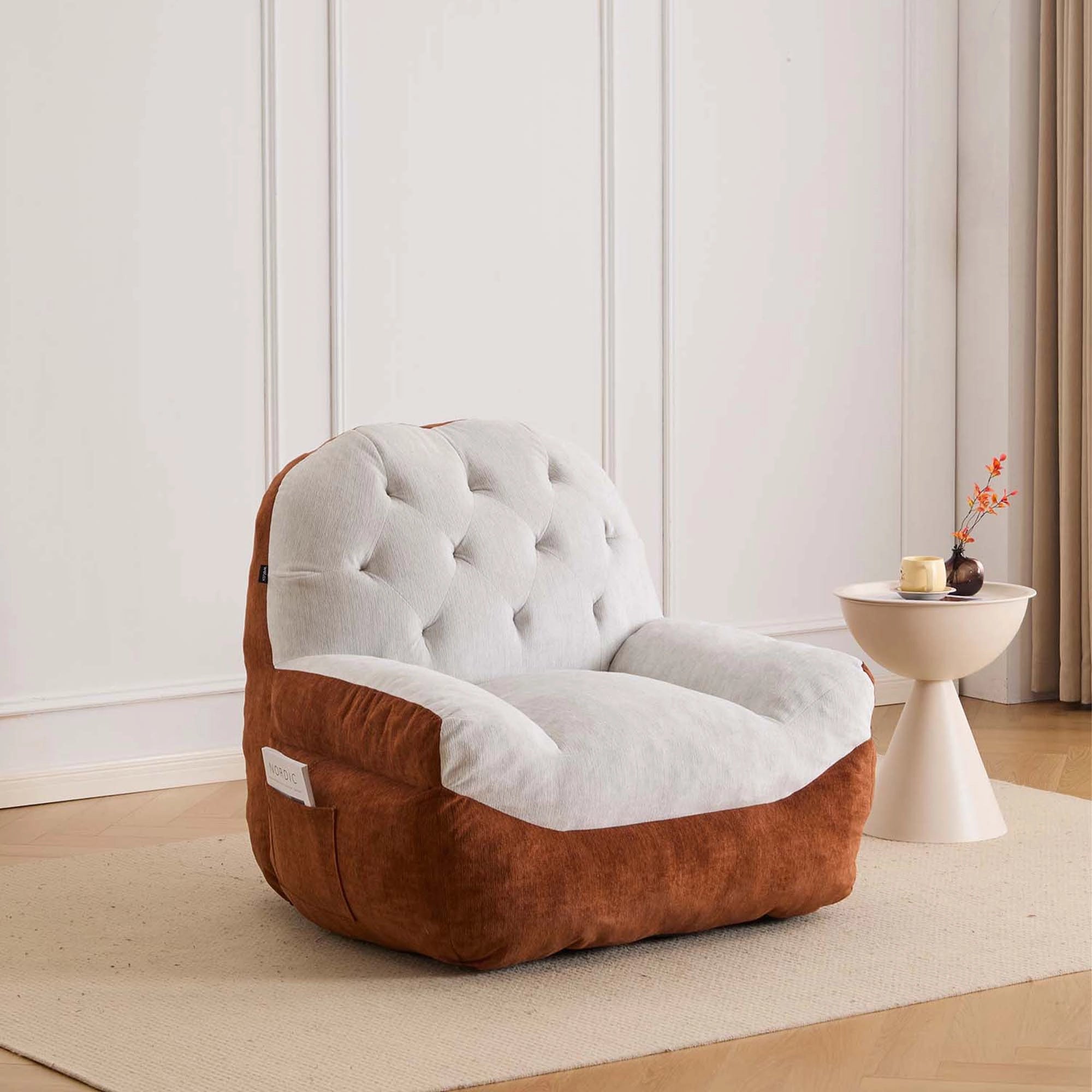 Kompakter Sessel mit hellgrauem Sitz und rostbraunem Farbblock-Design