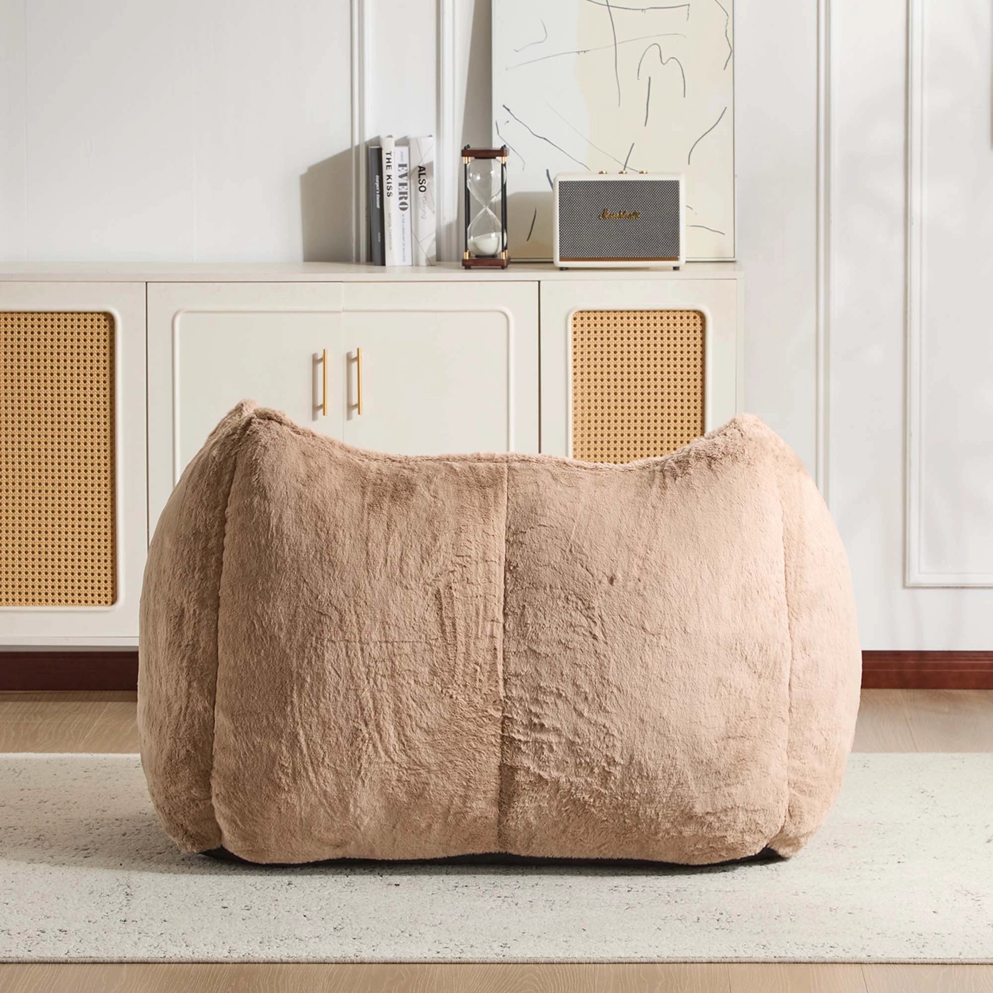 Plüschsessel in Beige mit Mittelpolster und abgerundeter Seitenform