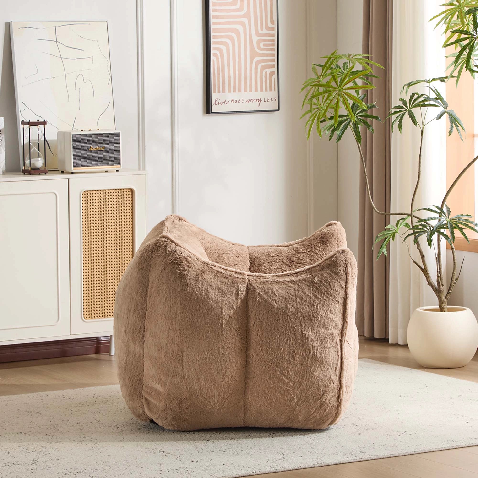 Plüschsessel in Beige mit erhöhtem Rückenteil und geschwungenen Armteilen