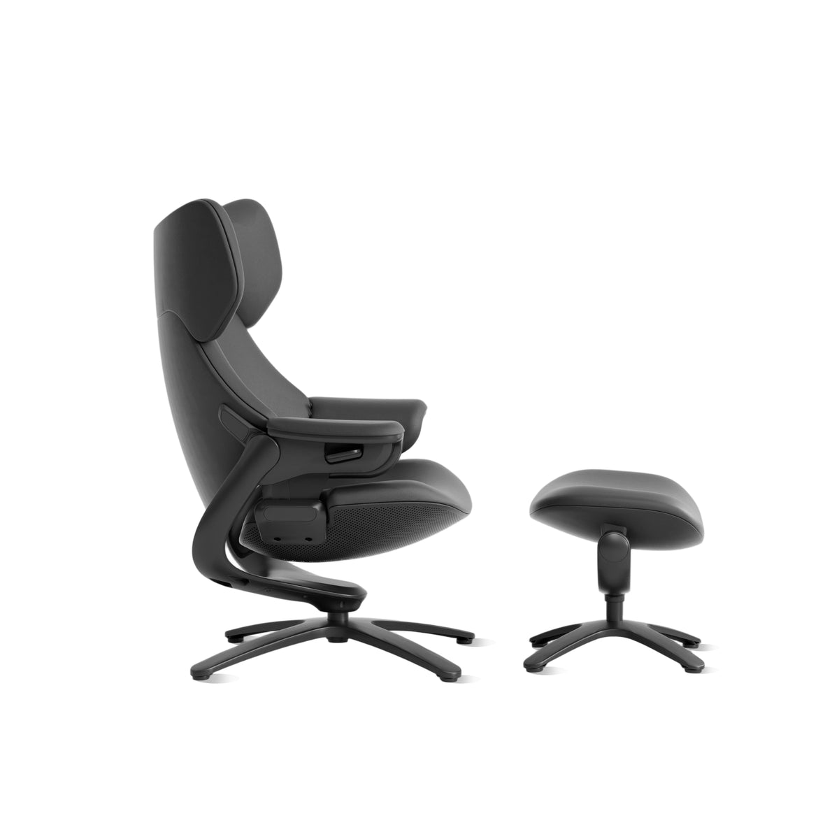 Schwarzer Loungesessel mit Hocker, verstellbare Kopfstütze, Detailansicht von Sitz und Gestell