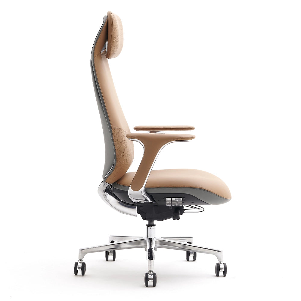 Lederstuhl mit hoher Rückenlehne, gepolstertem Sitz und Armlehnen, beige, drehbar