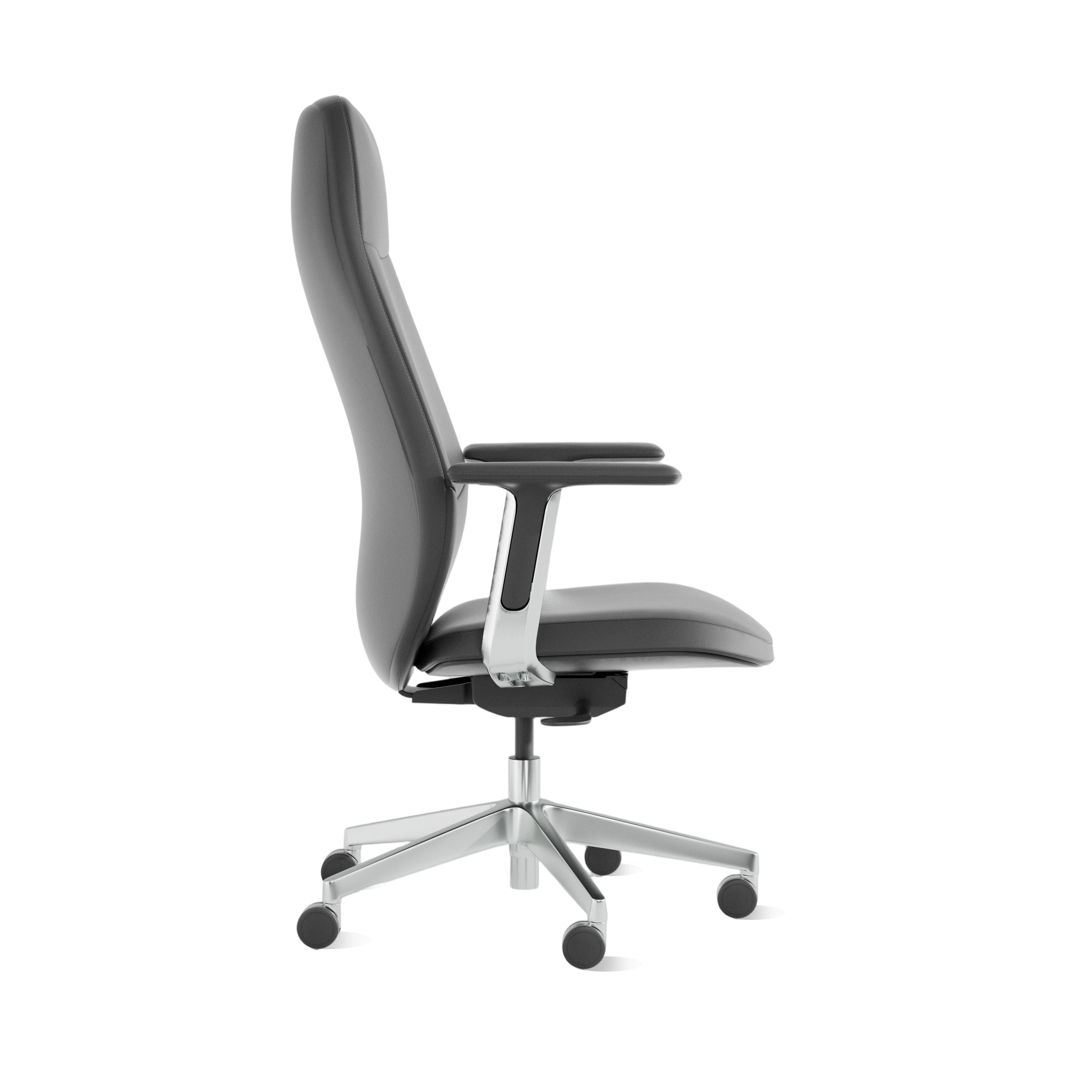 Leder-Bürostuhl in dunkler Farbe, schräger Blick auf Rückenlehne, Sitzpolster und Rollenfußkreuz