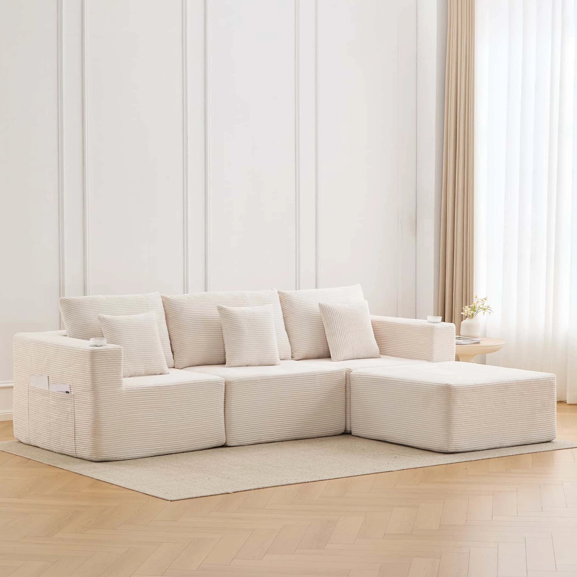 Modulares Sofa aus Cord in Weiß mit mehreren Kissen und großem Eck-Sitzteil