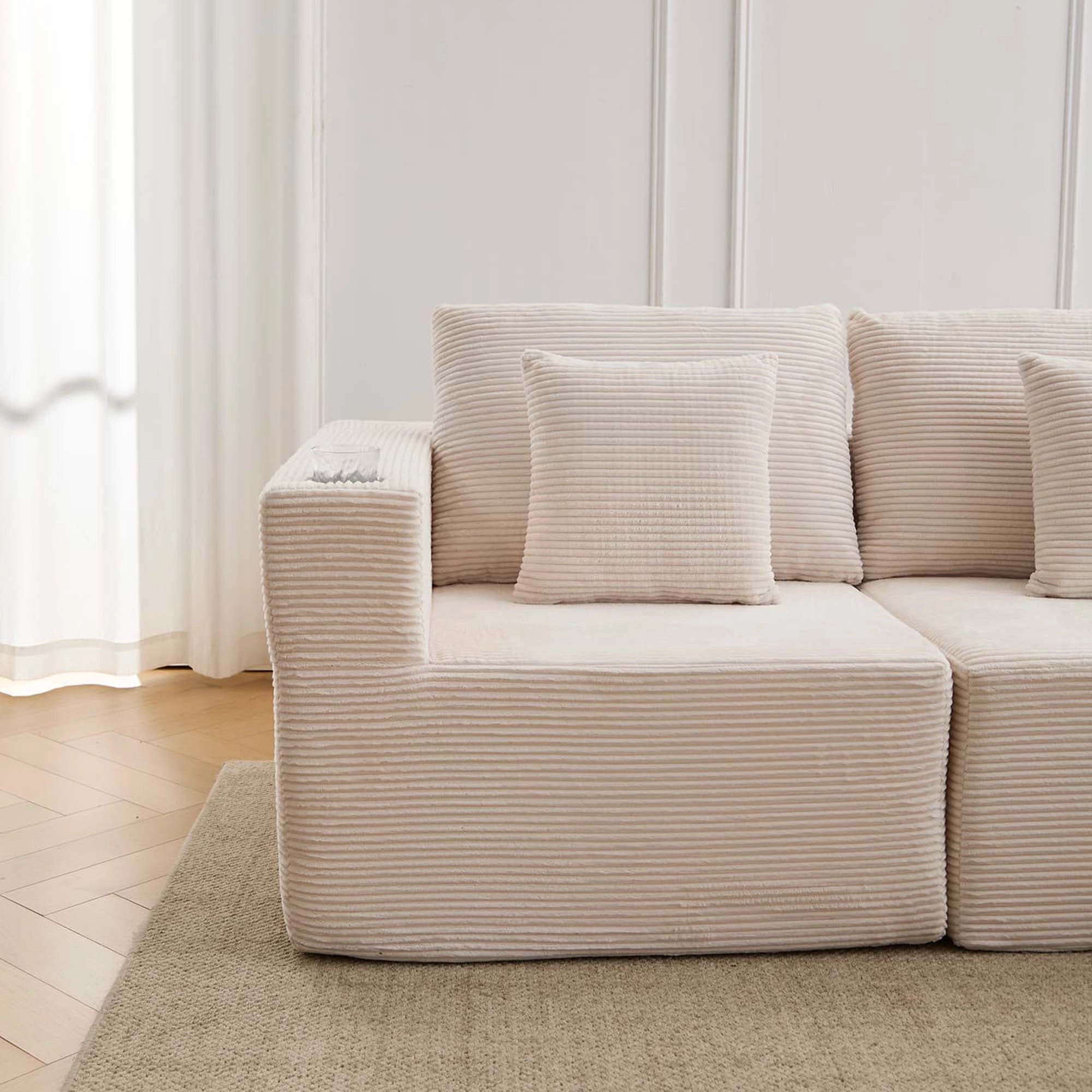 Modulares Sofa aus Cord in Weiß, Seitenansicht mit Armlehnenpolstern und Sitzmodul