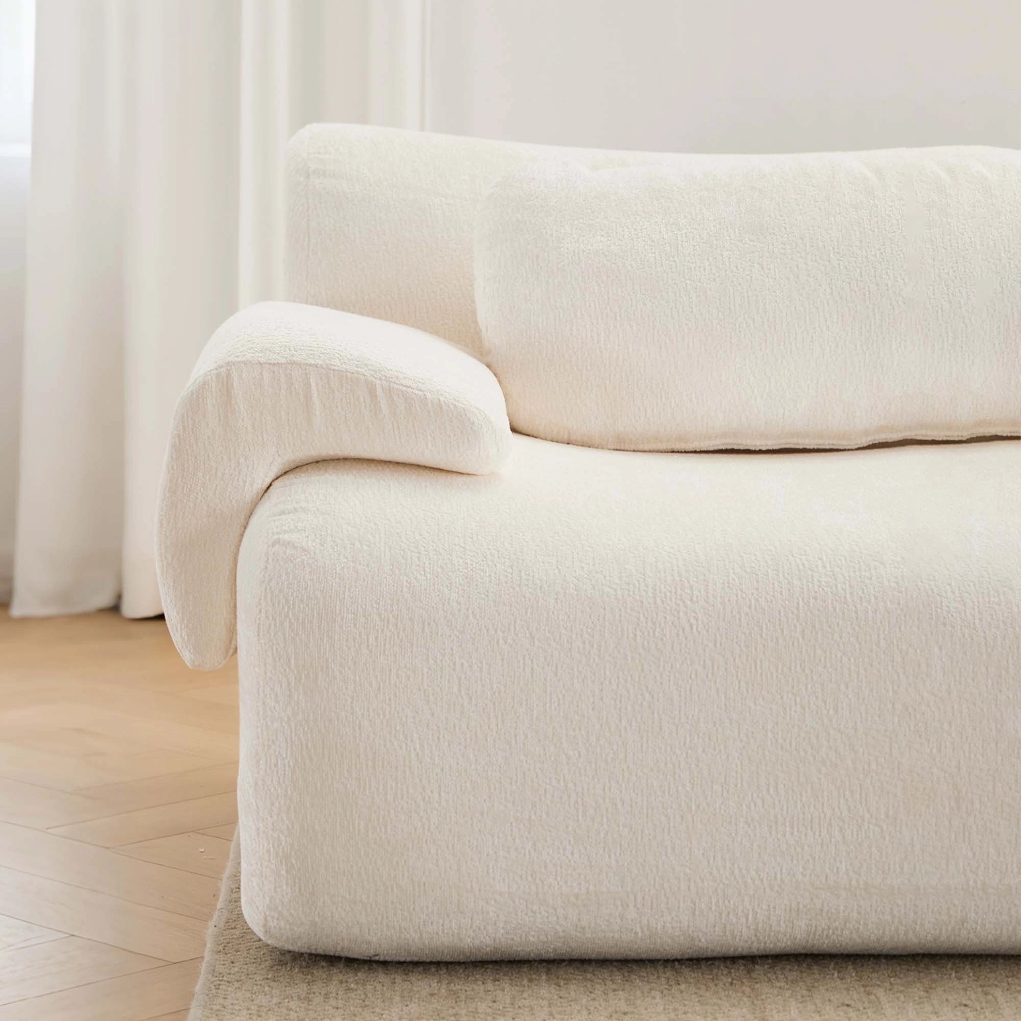 Sofa aus Chenille in Weiß mit breiter Armlehne und zwei runden Rückenkissen
