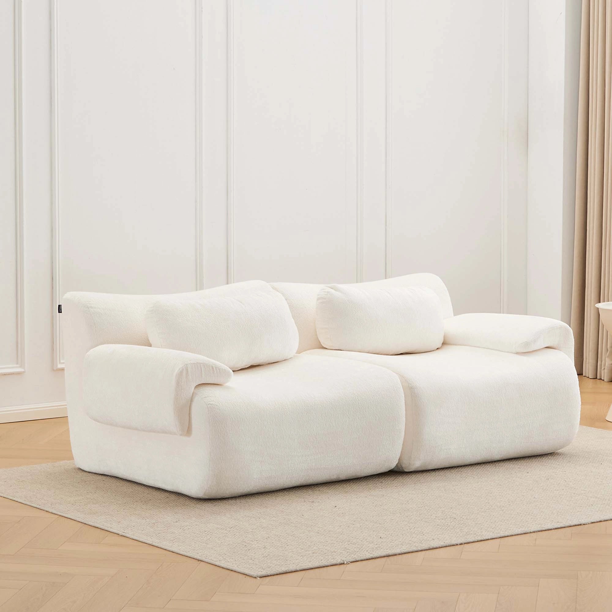 Sofa aus Chenille in Weiß mit wellenförmigem Sitzdesign und zwei Rückenkissen