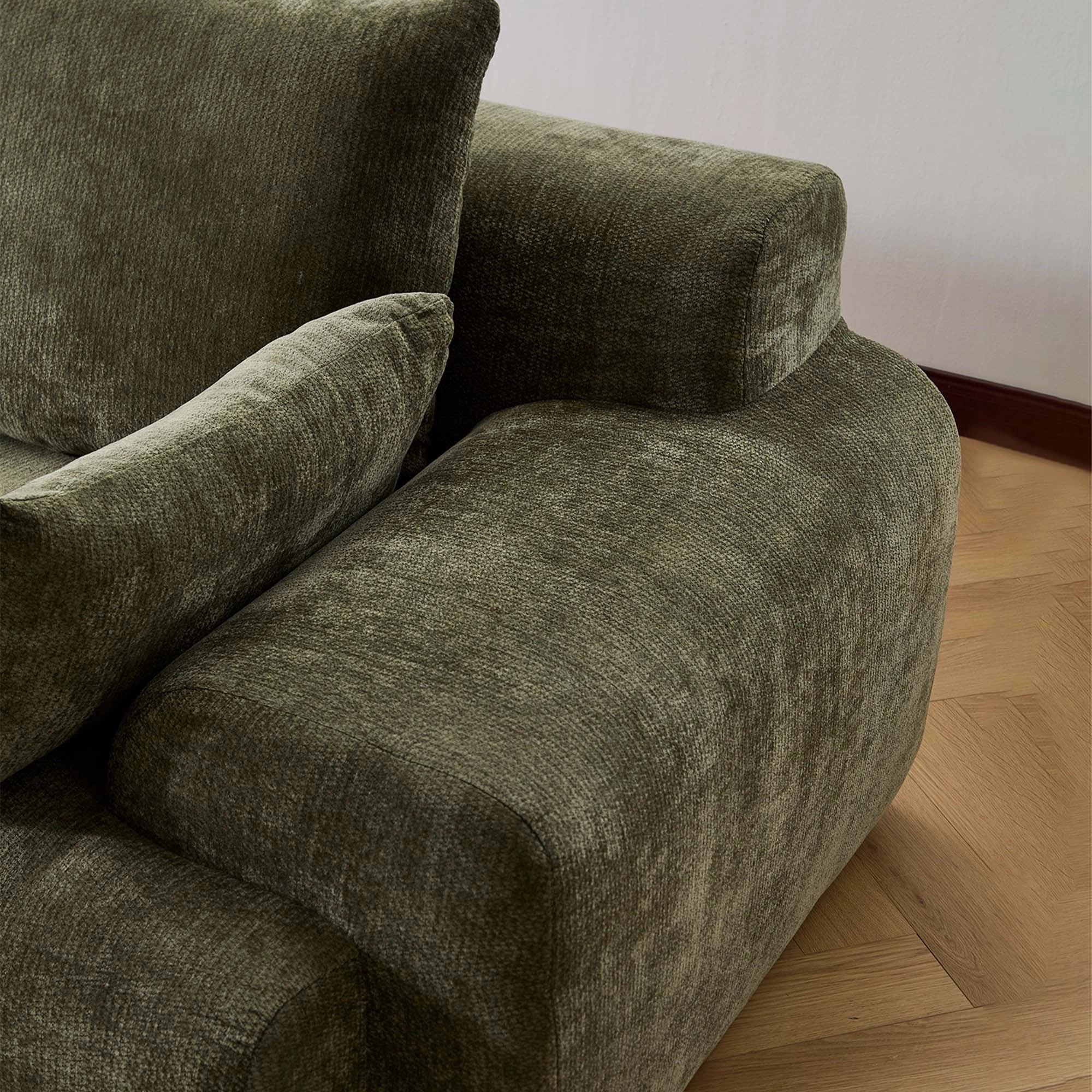 Komprimiertes 2-Sitzer-Sofa aus Chenille, olivgrün, Sitzfläche und Armlehne im Detail.