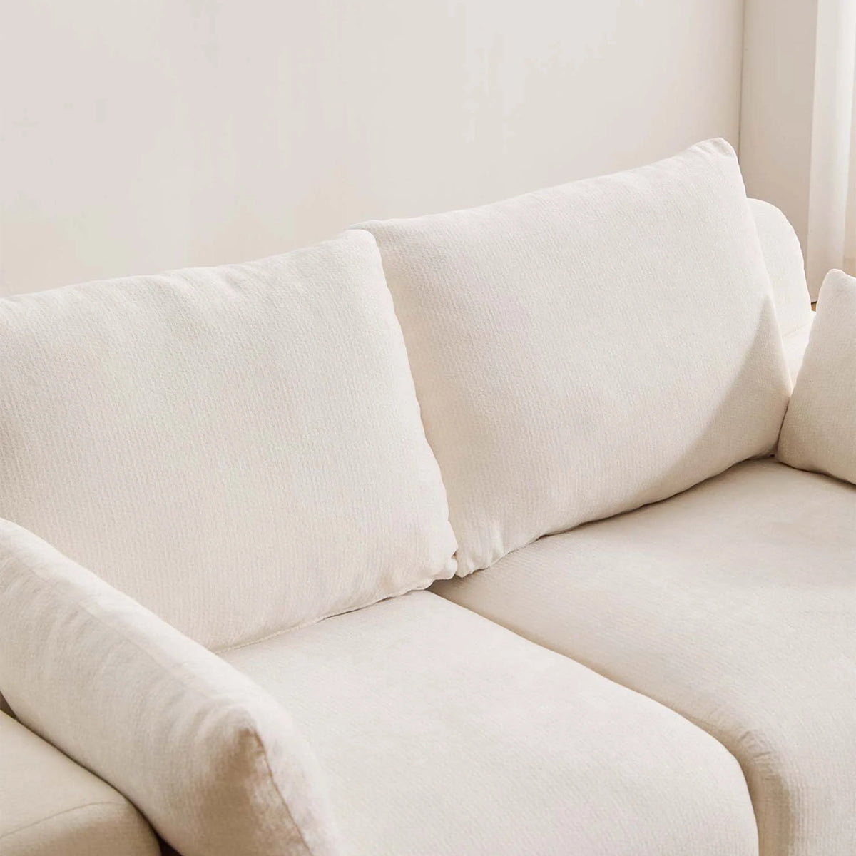 Komprimiertes 2-Sitzer-Sofa aus Chenille, weiß, Detail von Rückenkissen und Sitzpolster.