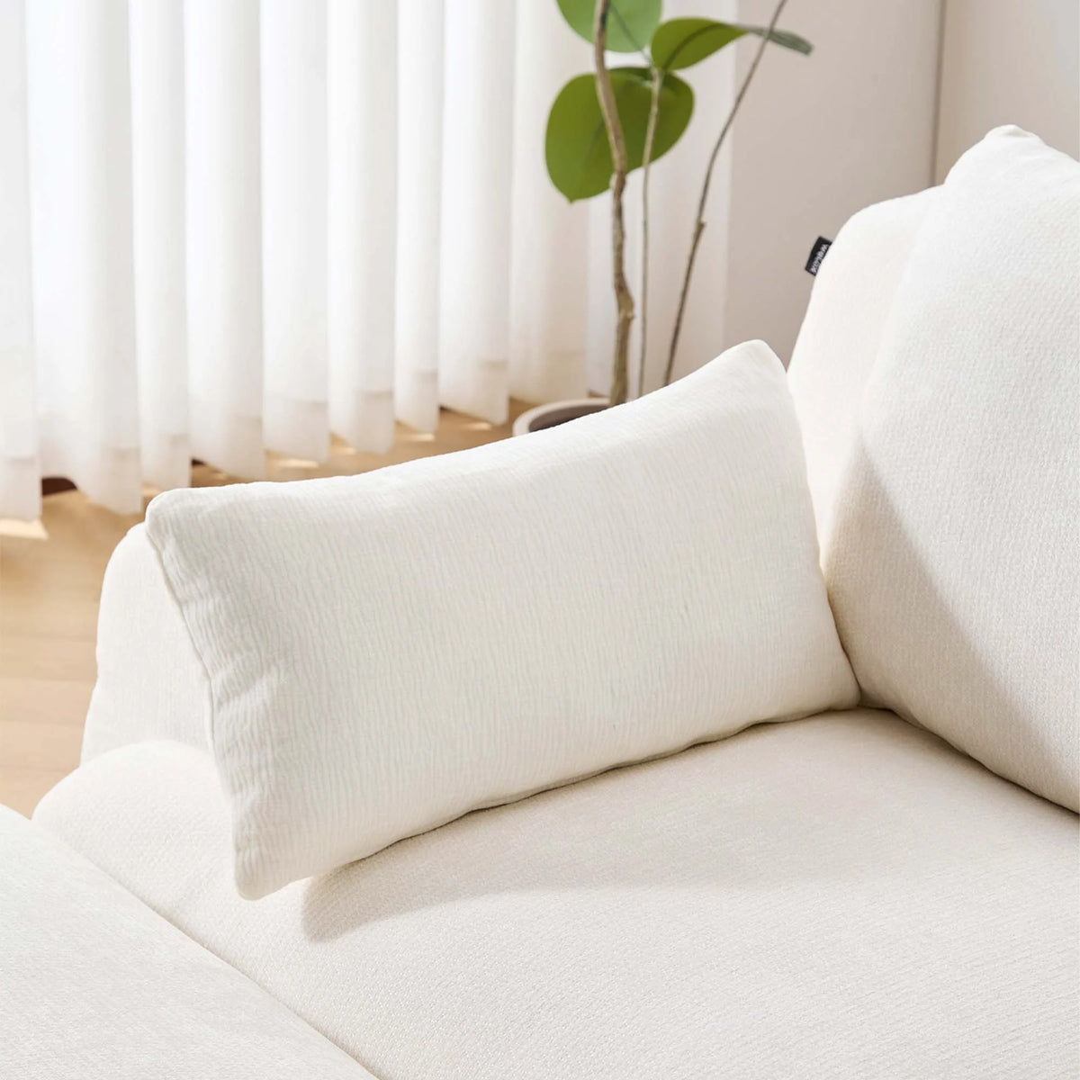 Komprimiertes Sofa mit zwei Sitzen, weißer Stoffbezug, Kissenarmlehnen