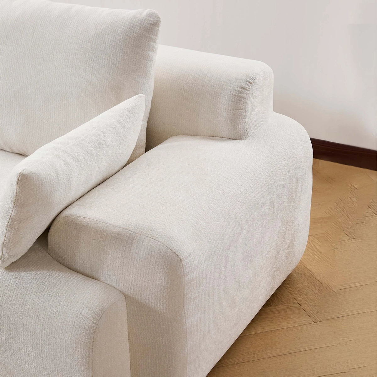 Komprimiertes Sofa, weißer Stoff, seitlicher Blick mit Armlehnen und Rückenkissen
