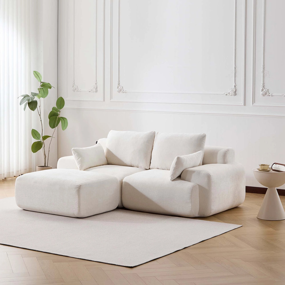 Komprimiertes 4-Sitzer-Sofa mit Hocker, cremeweiße Polsterung aus Chenille