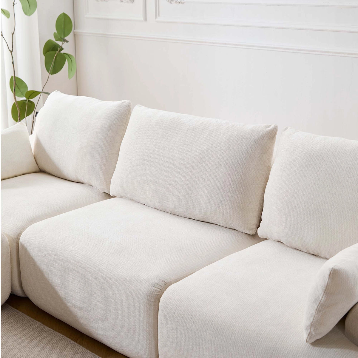 Komprimiertes 4-Sitzer-Sofa mit Hocker, Detail der Polsterkissen, cremeweiß