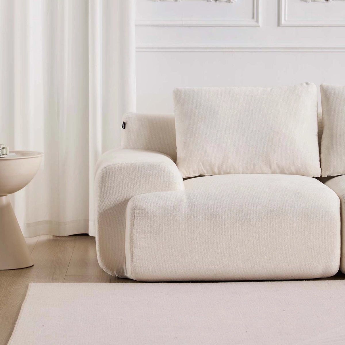 Weißes Sofa mit Armlehne, Sitz- und Rückenkissen aus Chenille