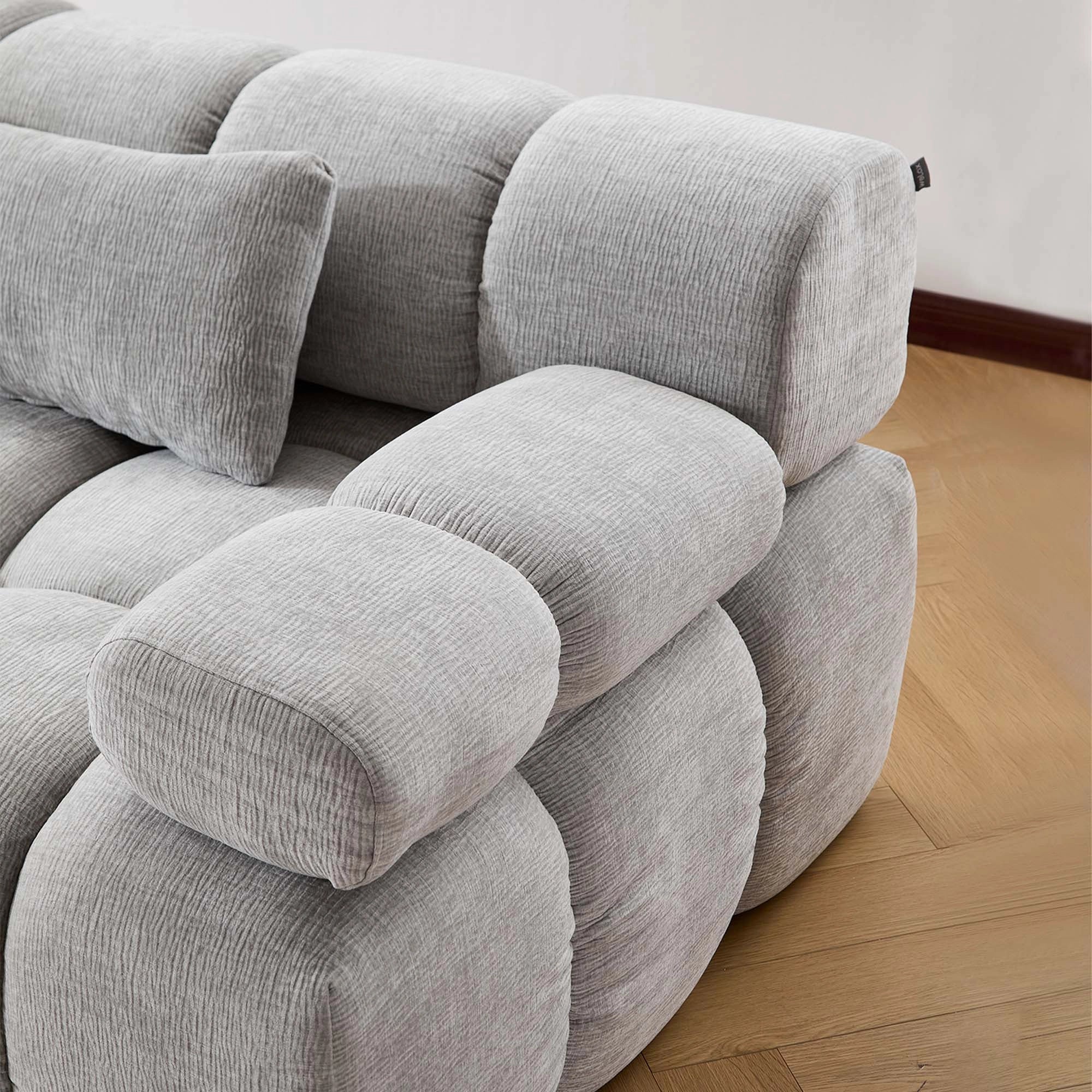 Vier-Sitzer Sofa aus Chenille, hellgraue gepolsterte Sitz- und Rückenkissen