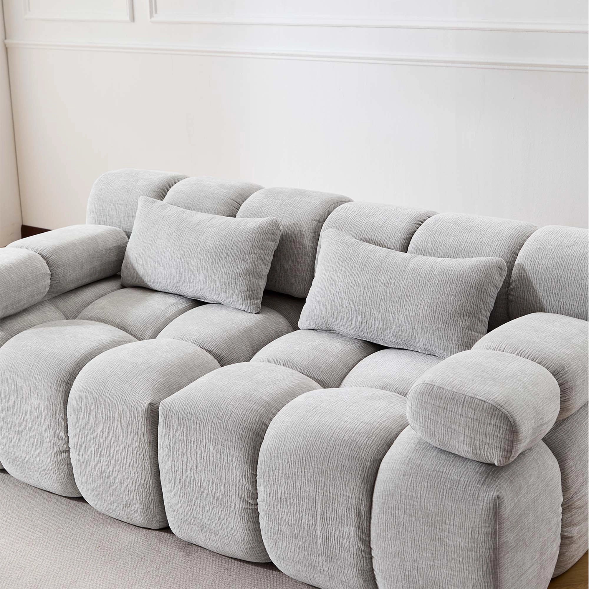 Komprimiertes 4-Sitzer Sofa aus Chenille in Grau mit gepolsterten Armlehnen und Kissen