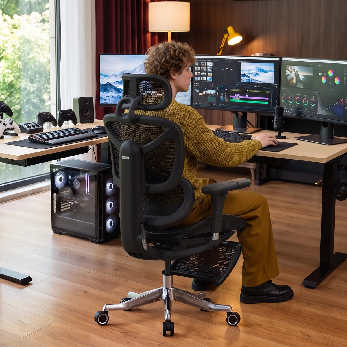 Schwarzer ergonomischer Bürostuhl mit Netzrücken, Armlehnen und Rollenbasis