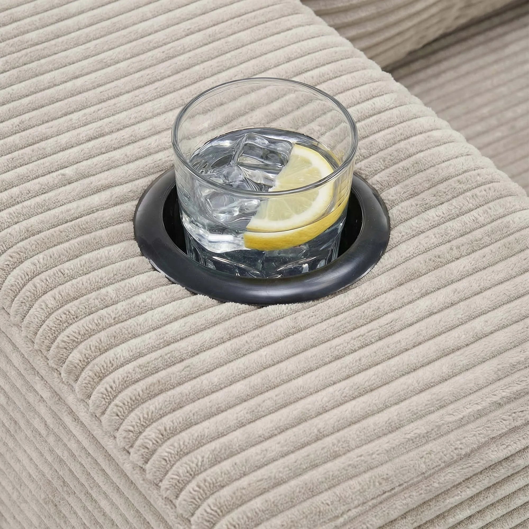 Cord-Sofapolster in hellbeige mit Ablagefläche und Glas mit Zitrone
