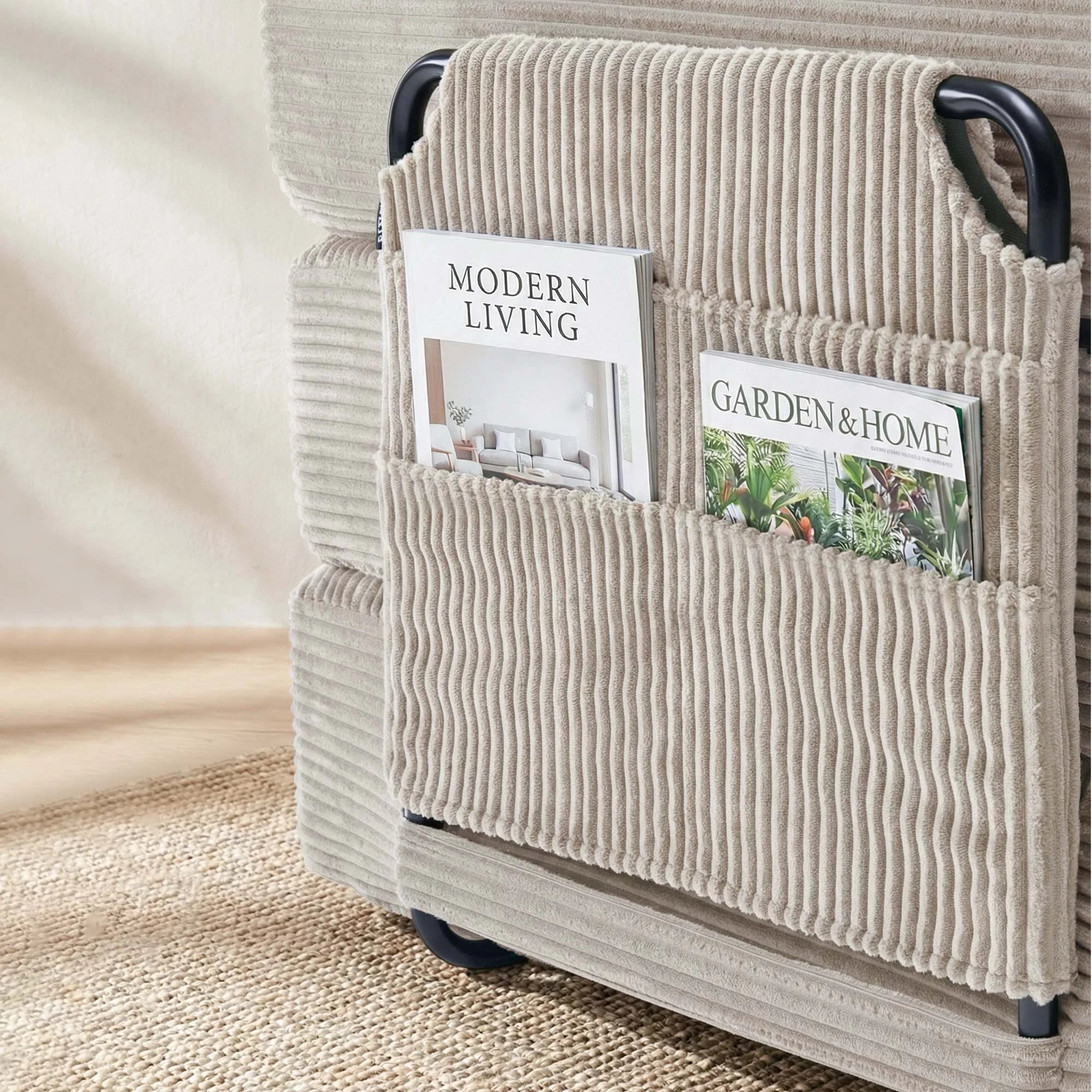 Sofaseitentasche aus Cord in hellbeige mit Zeitschriften, schwarze Halterungen