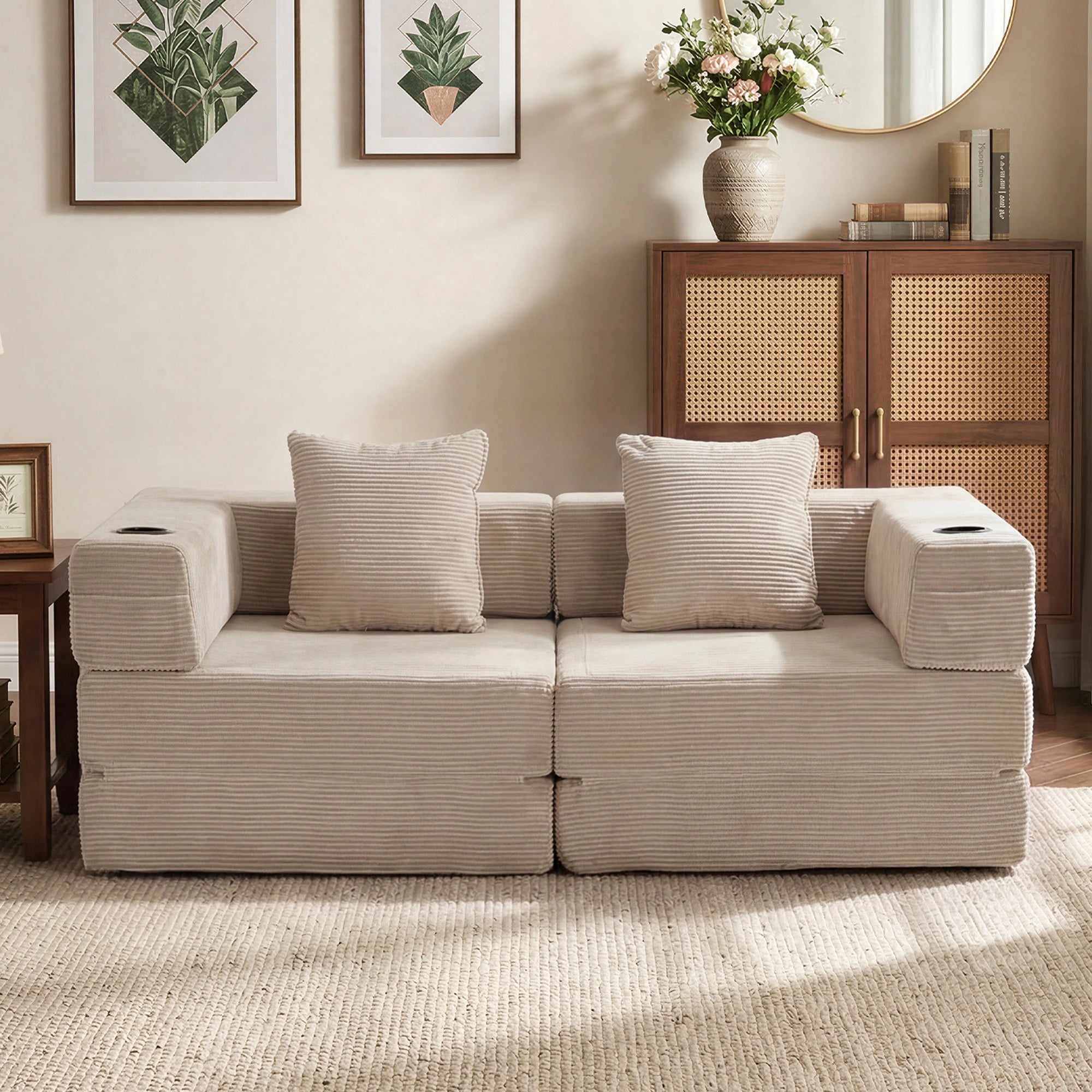 Atlas 2-Sitzer Sofa aus hellem Cord, Frontansicht mit Zierkissen und Armlehnen