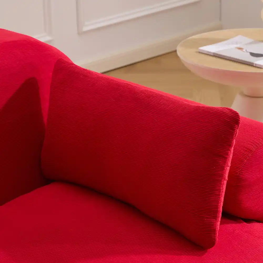 Rotes Sofa-Detail: gepolsterte Rückenlehne mit Kissen und Seitenwulst