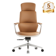 Ergonomischer Lederstuhl Nolan, beiger Sitz mit Chromarmlehnen und Rollenfuß
