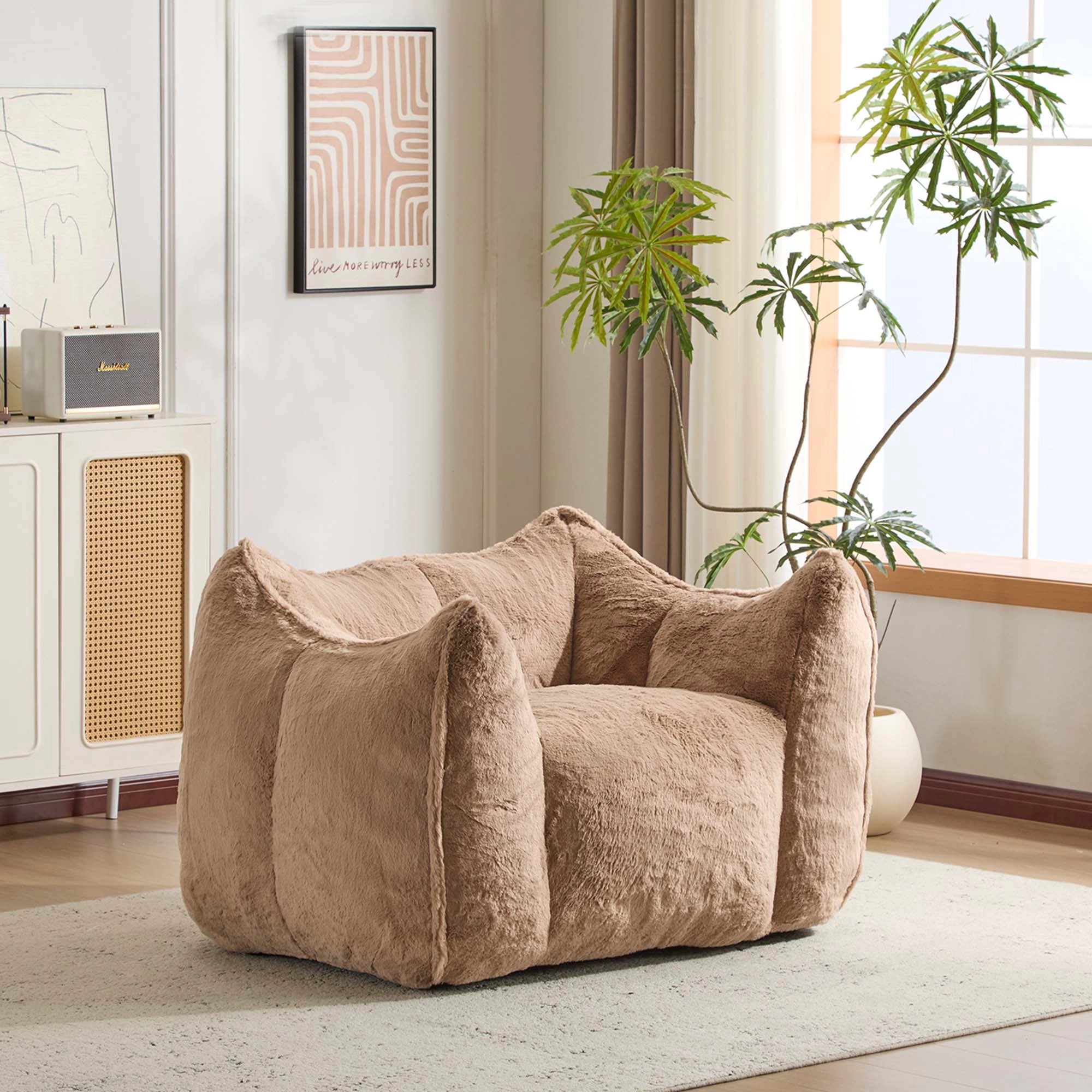 Plüschsessel in Beige mit breitem Sitz und hohem Seitenrand
