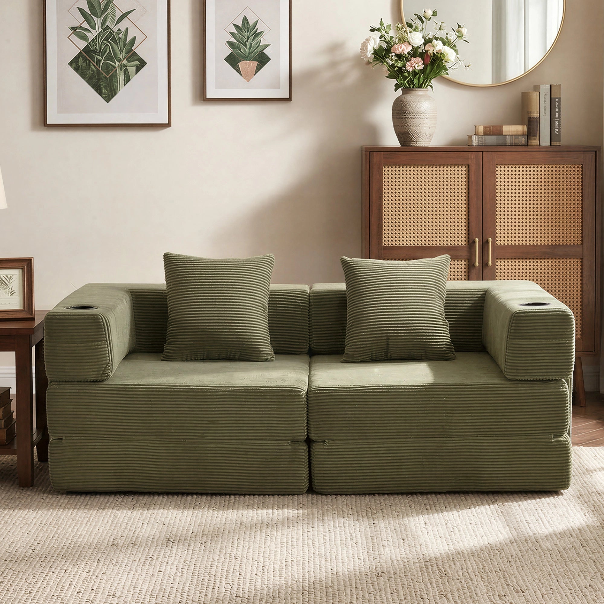 Olivgrünes Cord-Sofa mit 2 Sitzen, kompaktes modulares Design und Kissen.