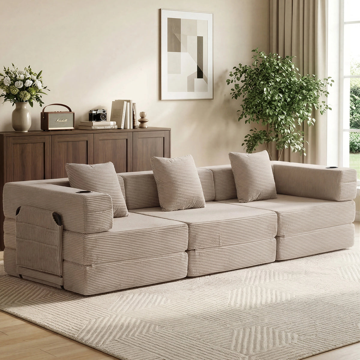 Modulares Sofa aus Cord in Hellbeige mit mehreren Rückenkissen und Armlehnen