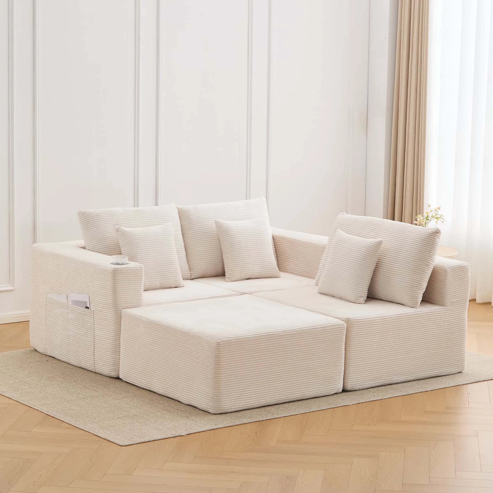 Modulares Sofa aus Cord in Weiß mit Kopfkissen, mehreren Sitzblöcken und Eckform