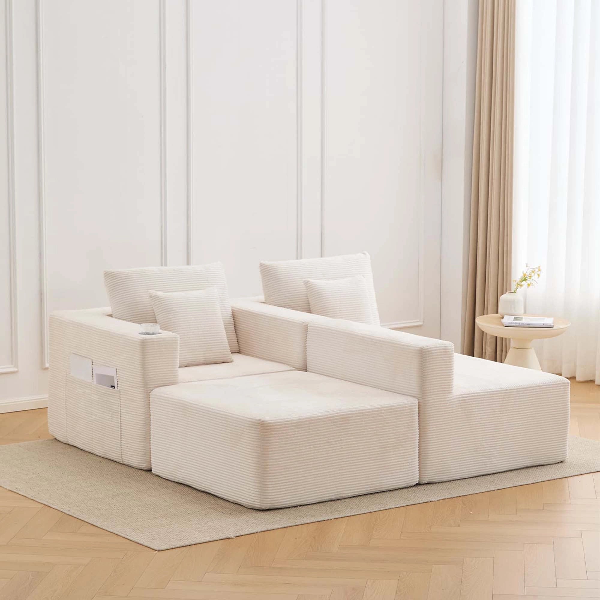 Modulares Sofa aus Cord in Weiß mit Kissen, eckiger Sitzlandschaft und separaten Modulen