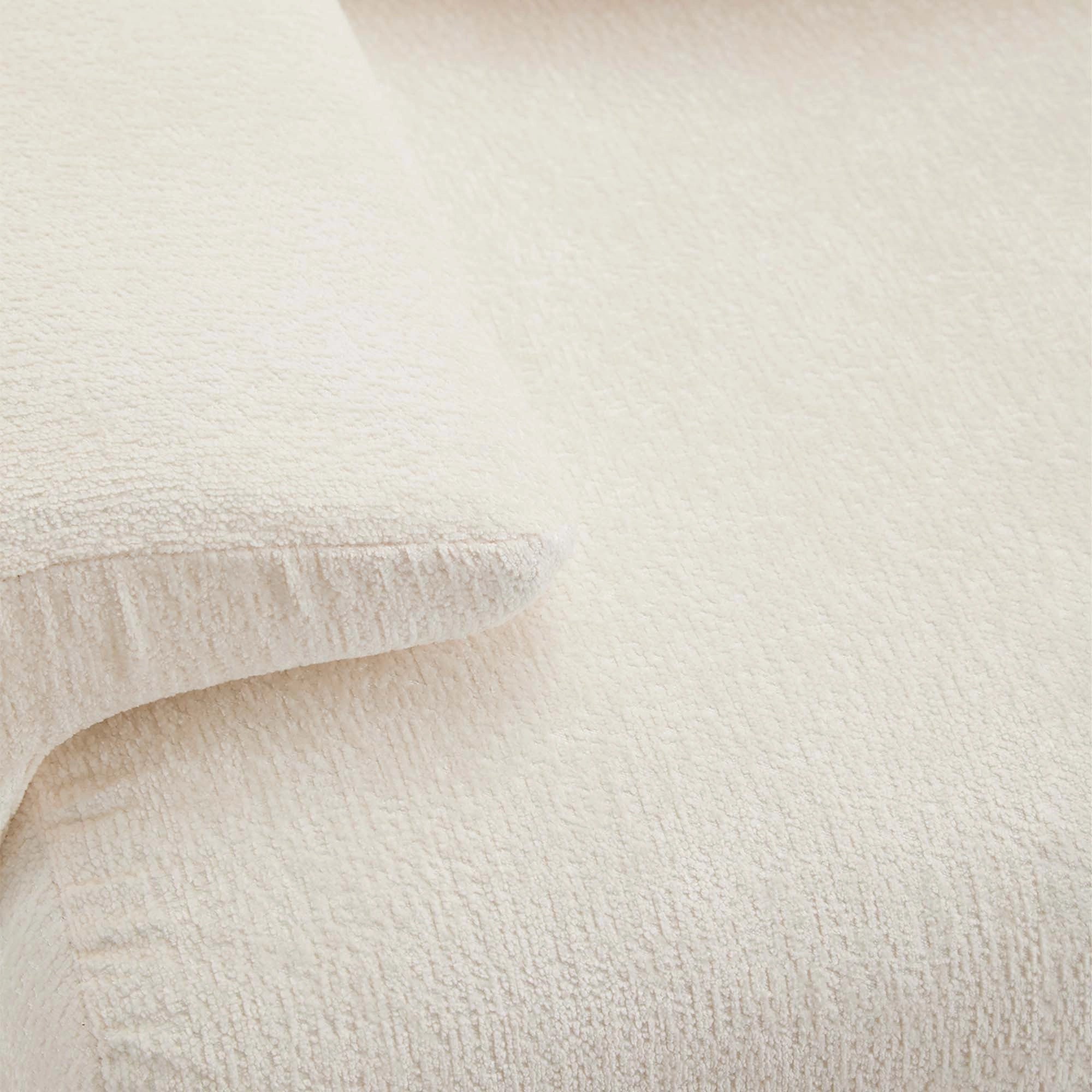 Sofa aus Chenille in Weiß mit sichtbarer Stoffstruktur und Sitzkantennaht
