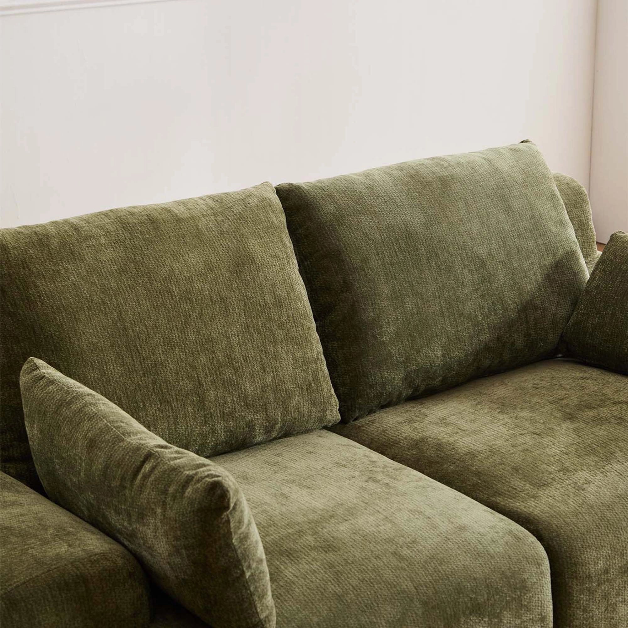 Komprimiertes 2-Sitzer-Sofa aus Chenille, olivgrün, Detail der Kissen und Armlehne.