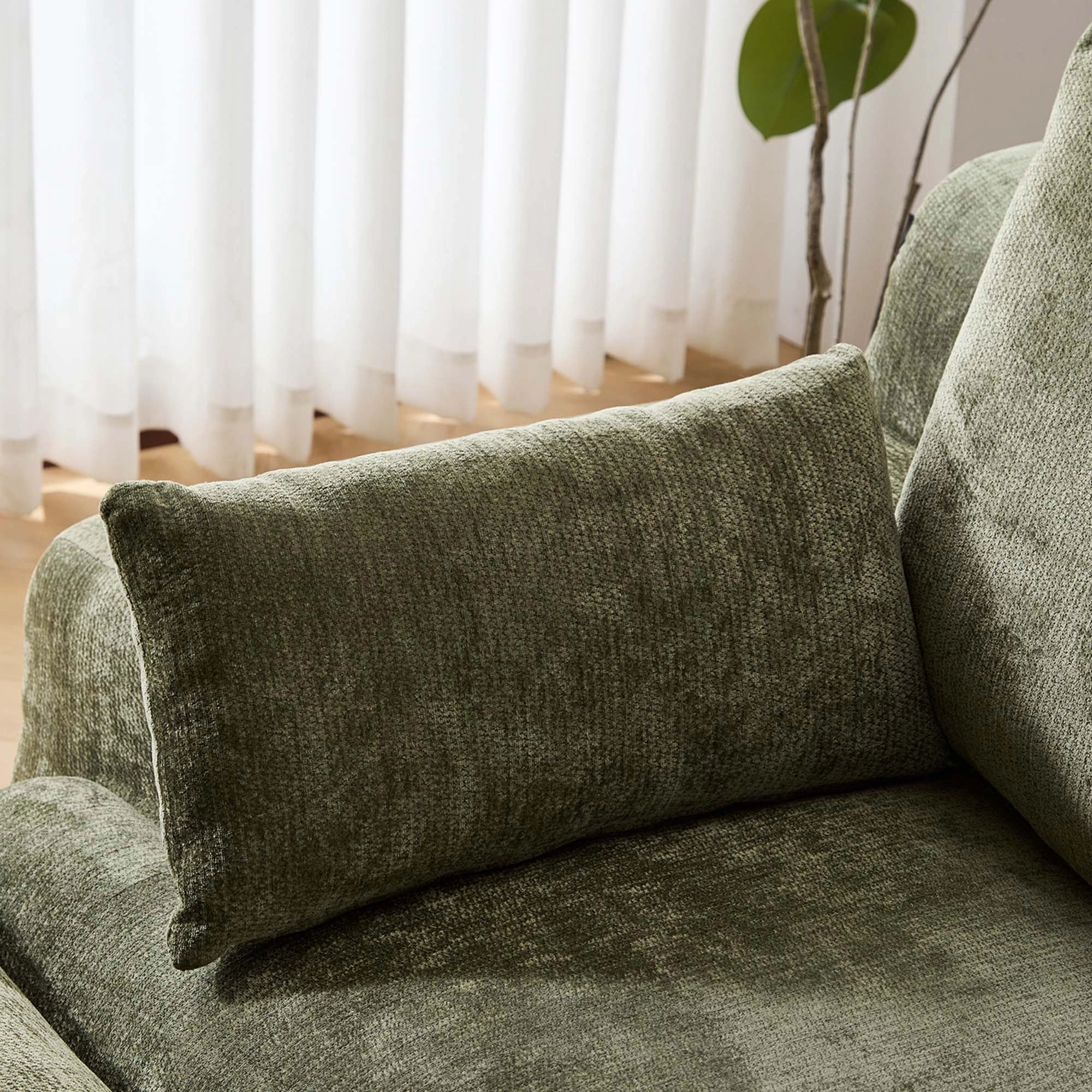 Komprimiertes 2-Sitzer-Sofa aus Chenille, olivgrün, Detail der Rückenkissen.