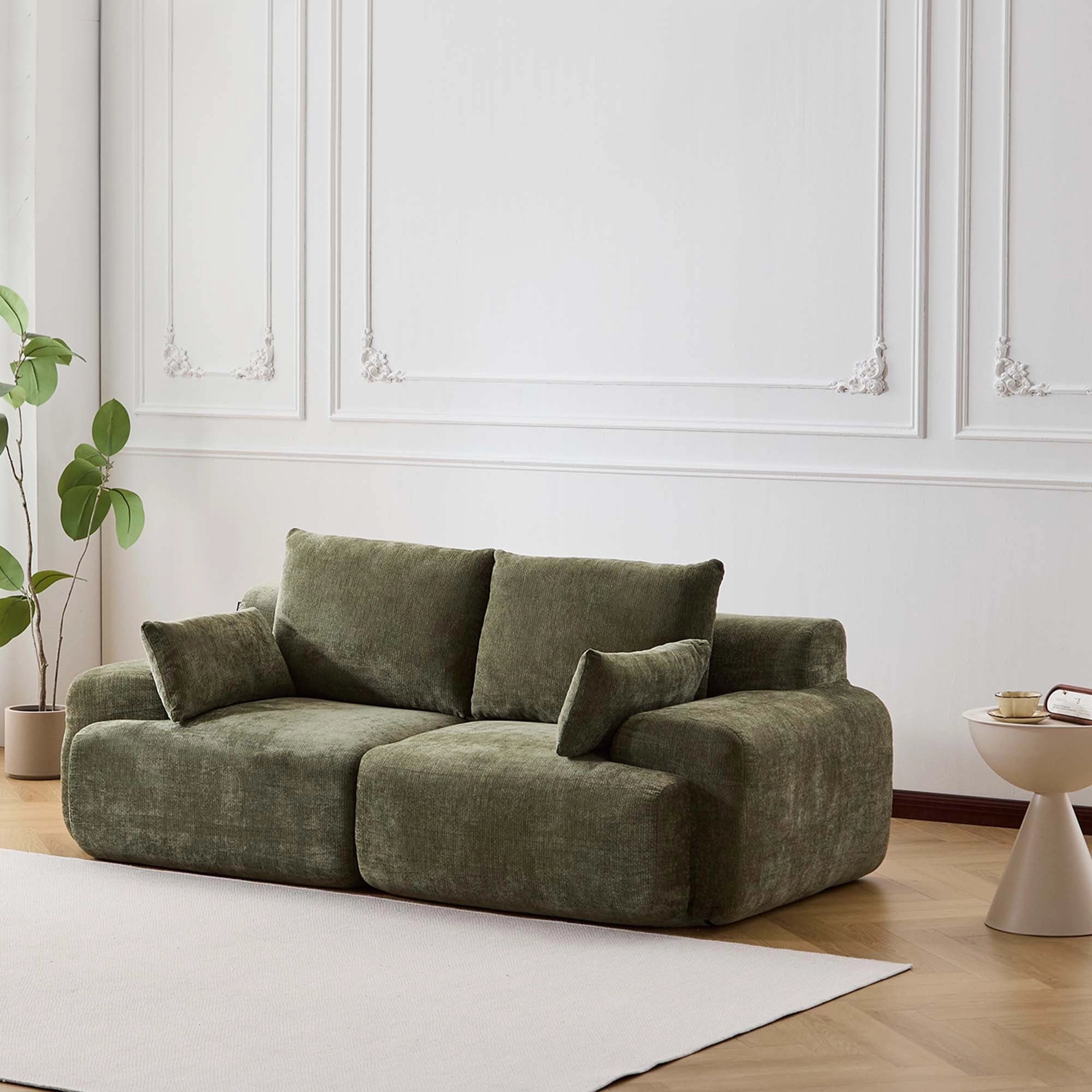 Komprimiertes 2-Sitzer-Sofa aus Chenille, olivgrün, mit Sitz- und Rückenkissen.