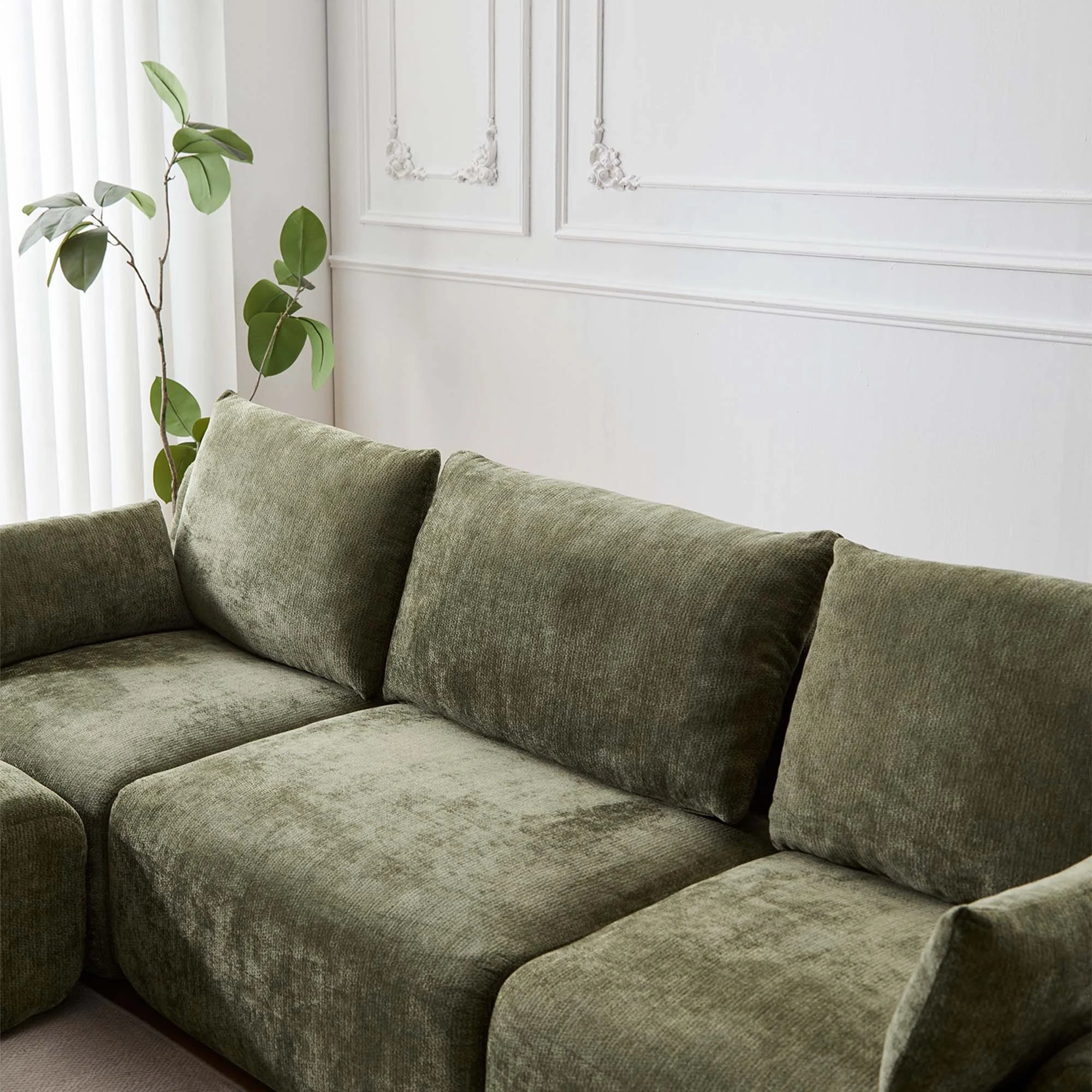 Olivgrünes 3-Sitzer-Sofa mit hohen Rückenkissen und gepolsterter Sitzfläche