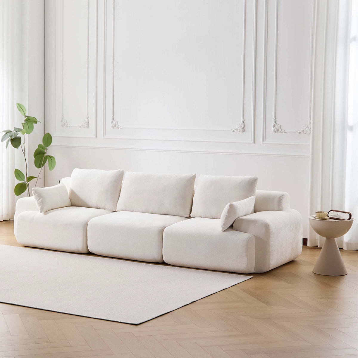 Komprimiertes 4-Sitzer-Sofa mit Hocker aus hellem Chenille, cremeweiß