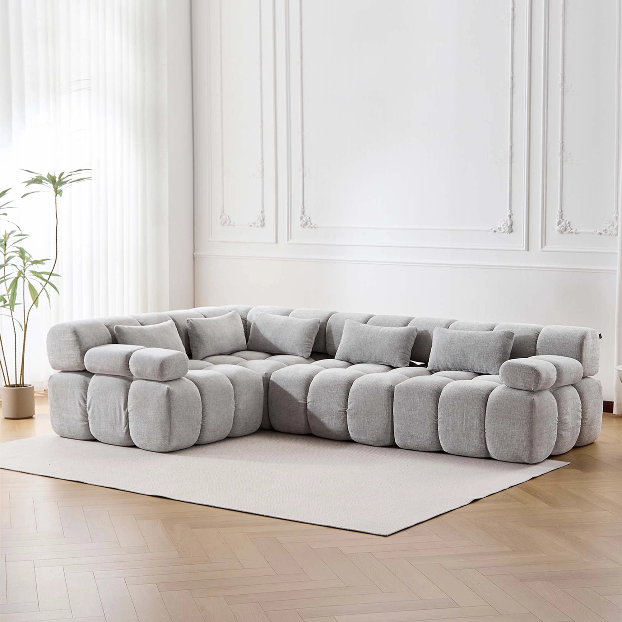 Komprimiertes 4-Sitzer Sofa aus Chenille in Grau mit blockiger Polsterstruktur und breiten Armteilen