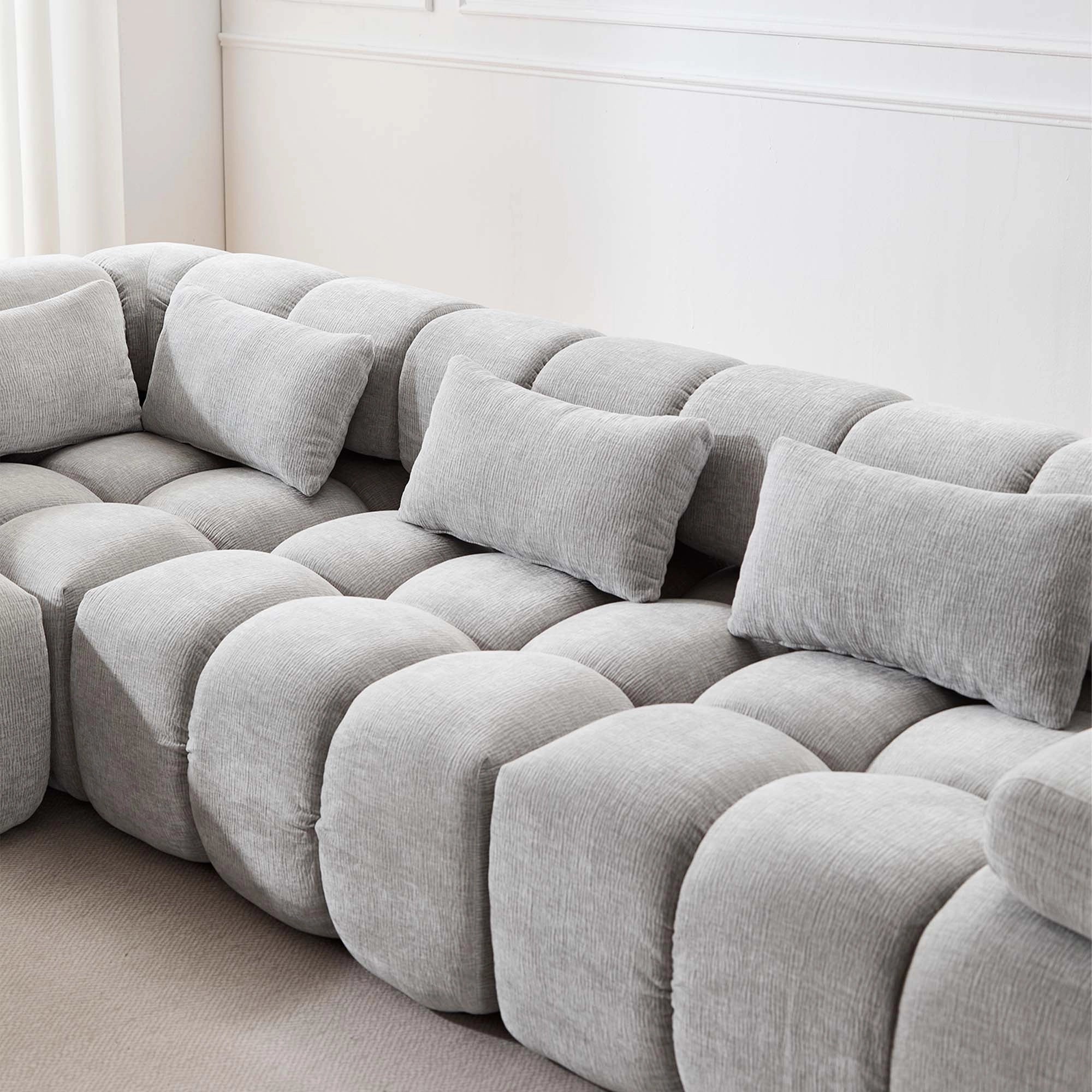 Komprimiertes 4-Sitzer Sofa aus Chenille in hellem Grau, Nahansicht mit Kissen und Sitzsegmenten