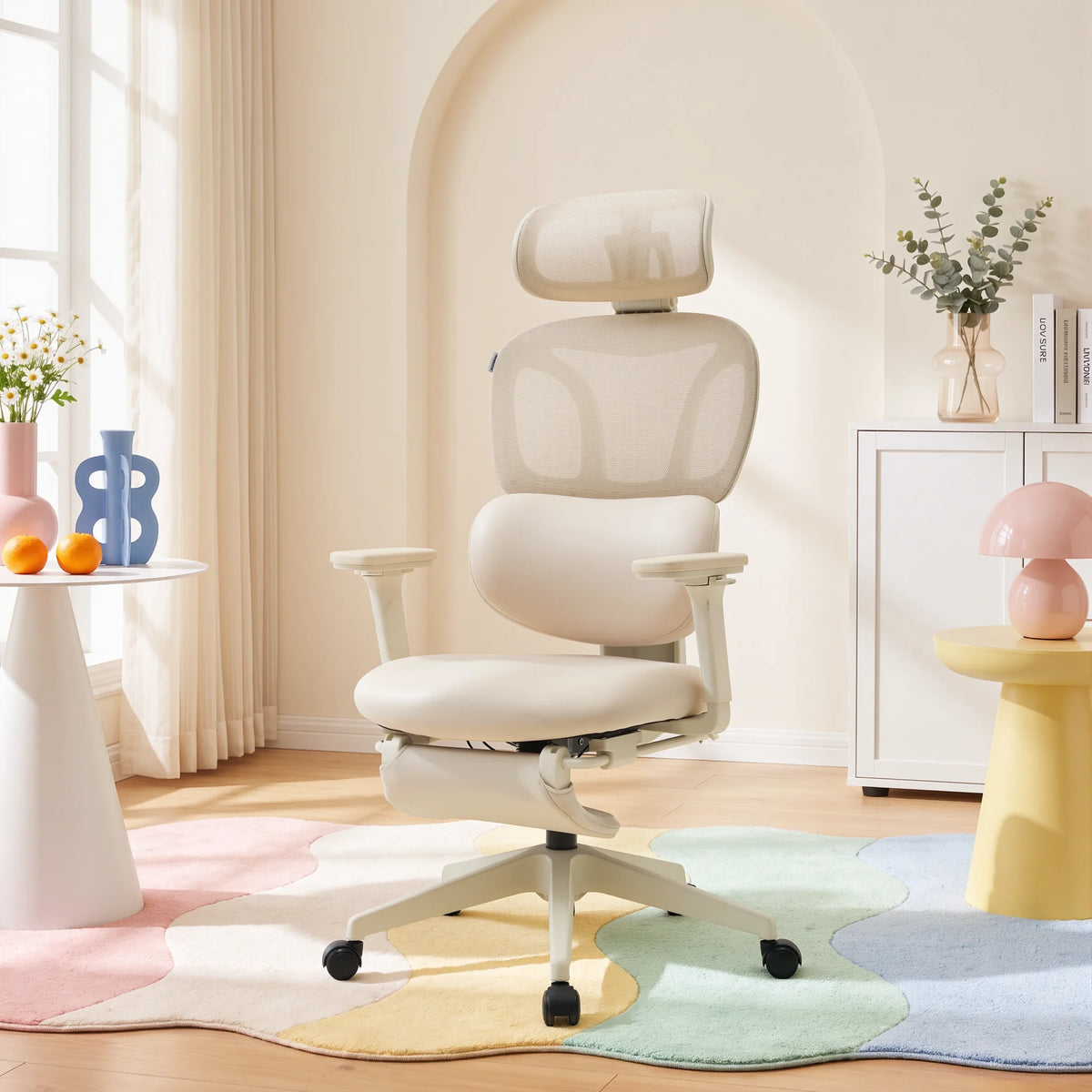 Ergonomischer Bürostuhl in Creme mit Armlehnen und hoher Rückenlehne