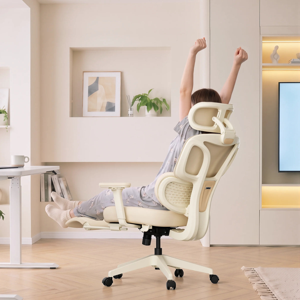 Cremefarbener Bürostuhl mit hoher Rückenlehne, Armlehnen und Rollen