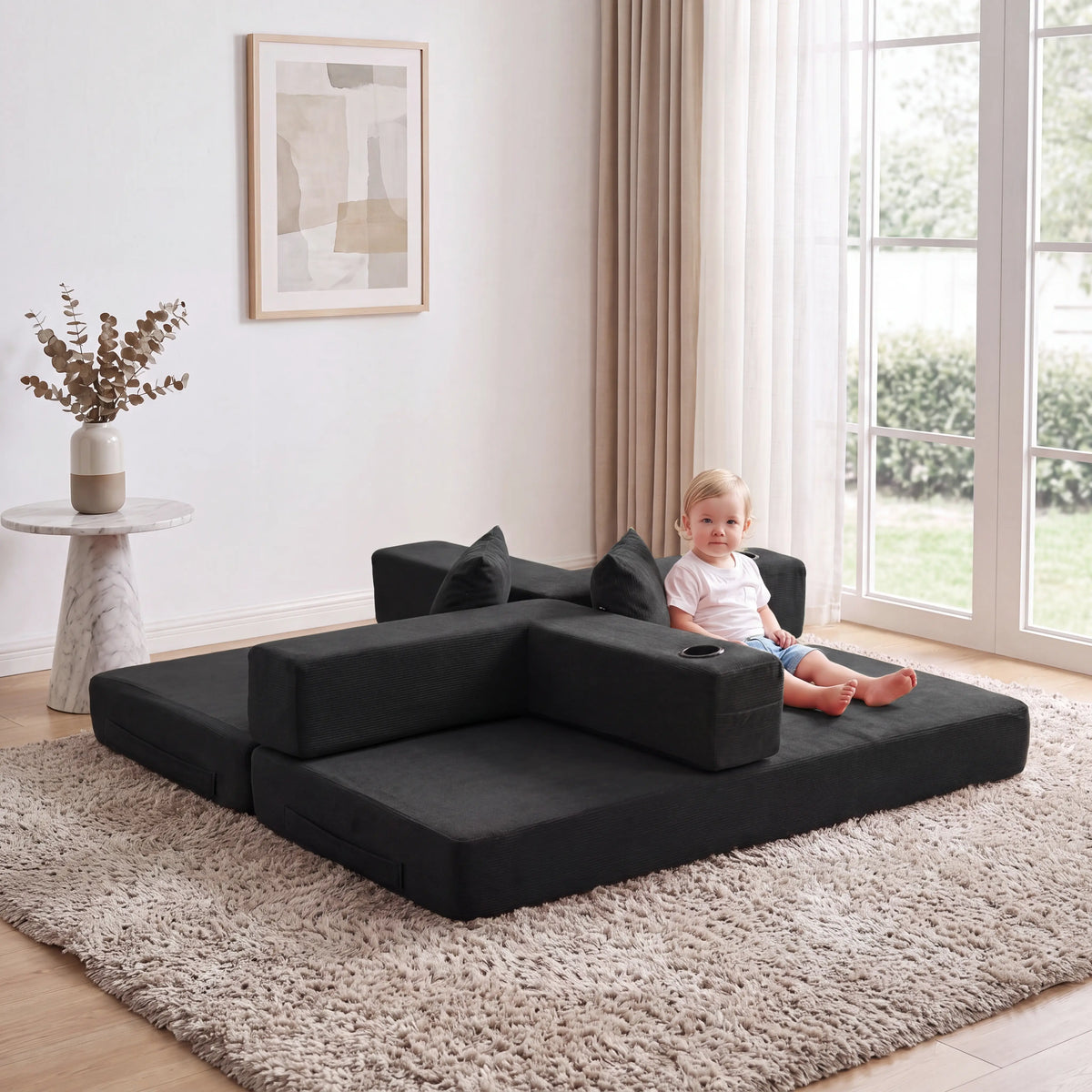 Schwarzes modulares Sofa mit niedrigen Armlehnen und mehrteiliger Sitzfläche